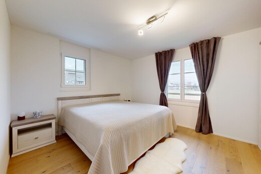 zimmer / schlafzimmer mit inside property, holzfußboden, wood finish floor, gipskartonwand, und drywall
