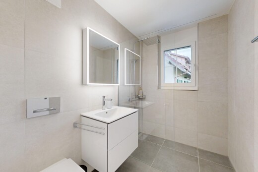 bad mit spiegel, komplettes badezimmer, dusche, schminktisch, und fliesenwand