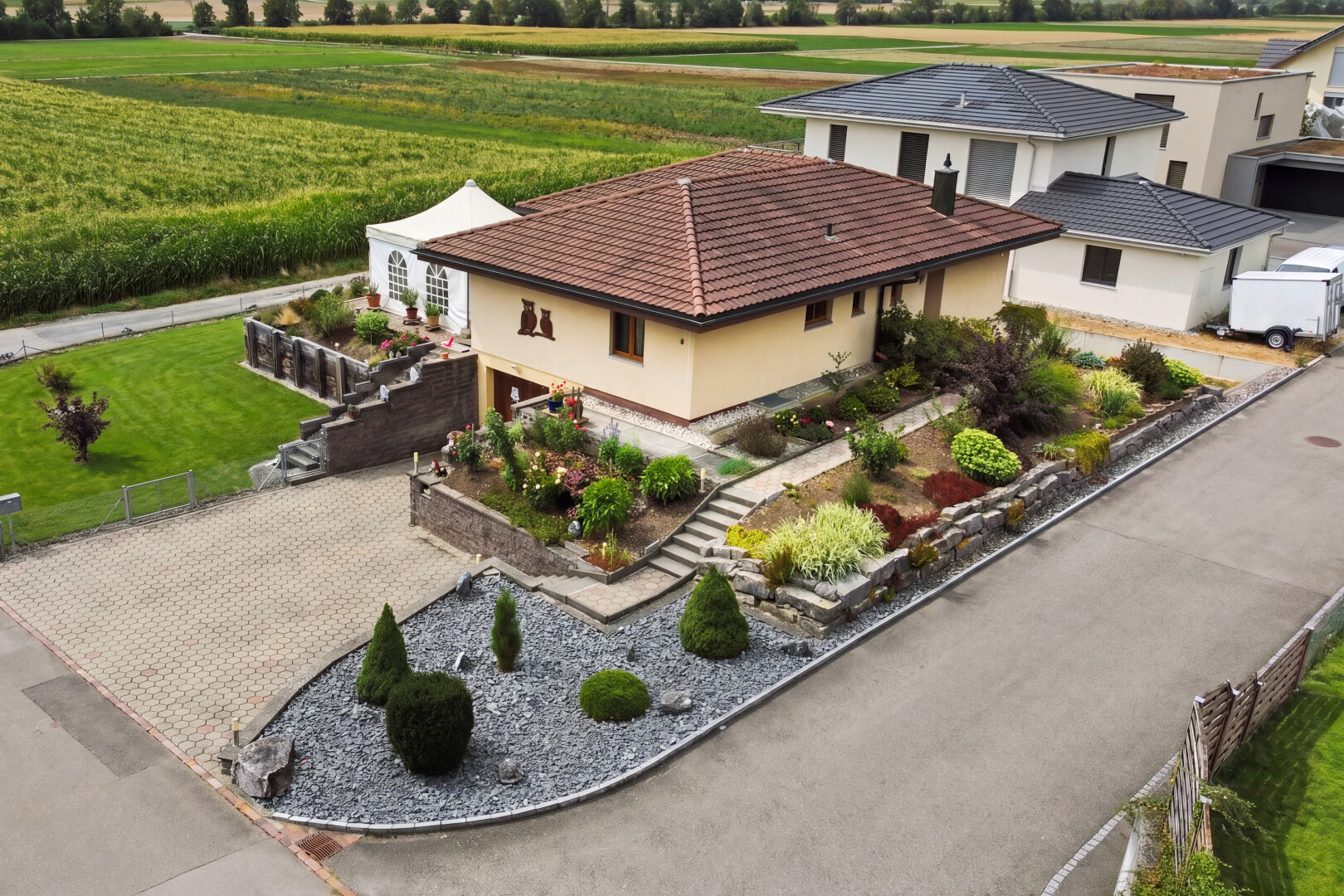 außenansicht mit rasen, drone view, ziegeldach, rural view, und ländliche aussicht