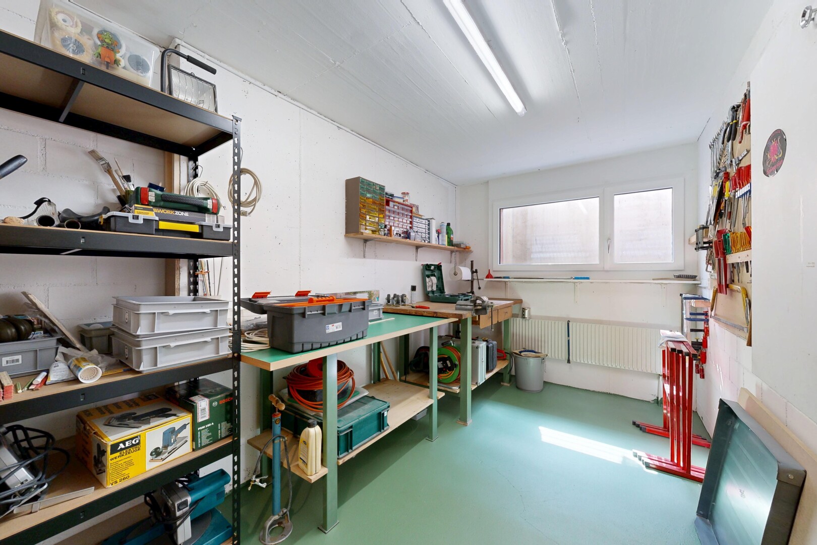 vorratskammer mit werkstatt und fernseher