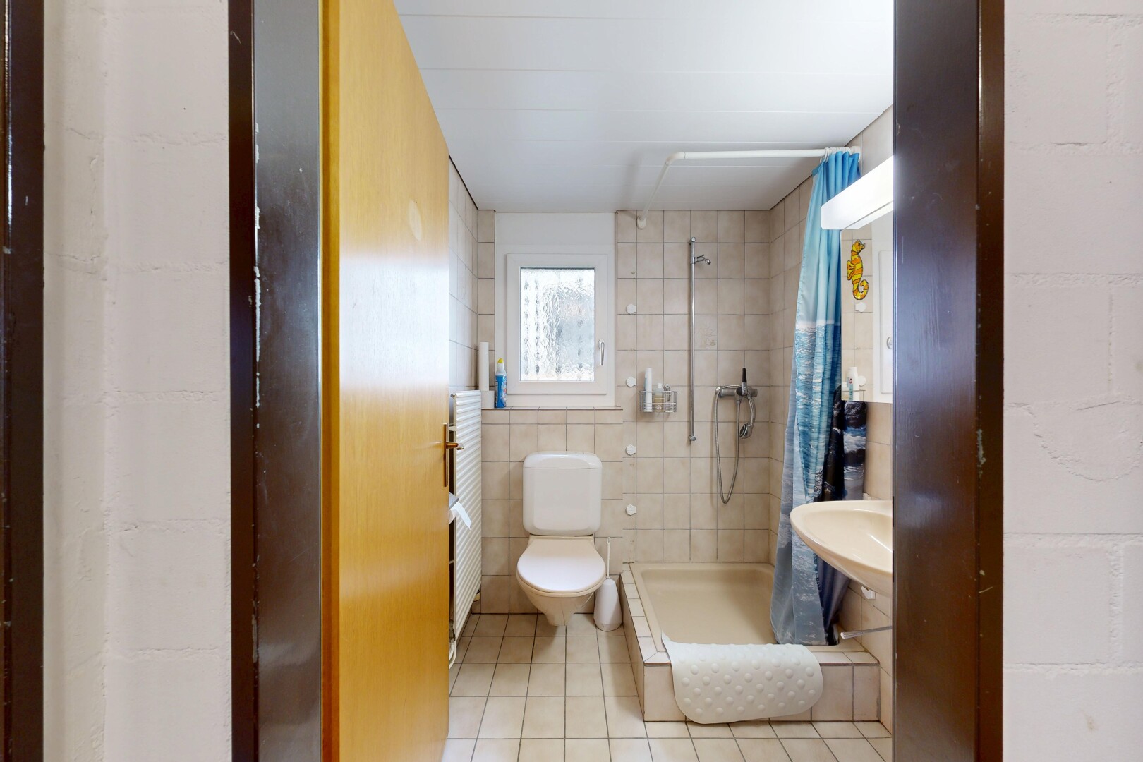 bad mit tile wall, fliesenwand, dusche, toilette, und komplettes badezimmer