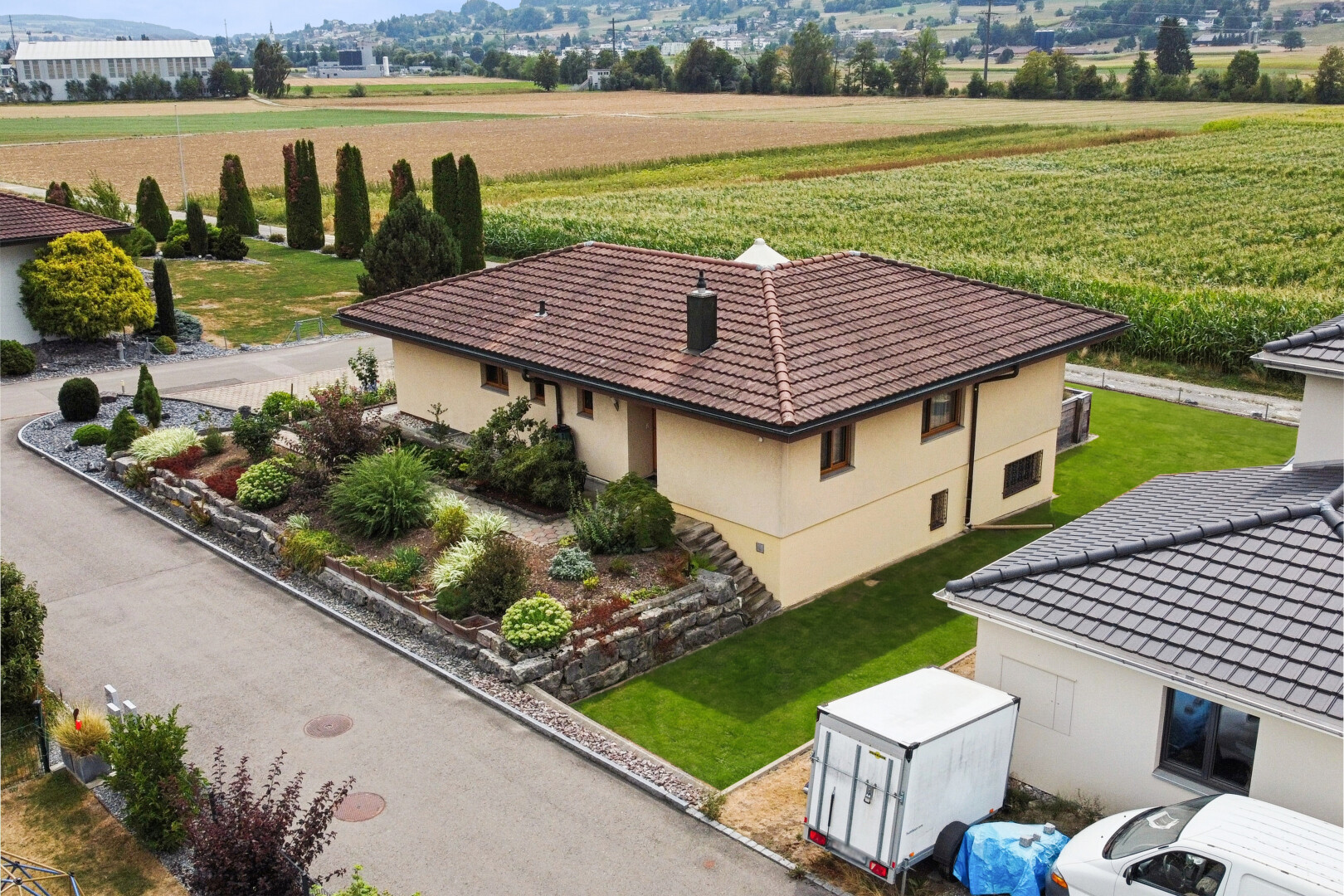 außenansicht mit ziegeldach, drone view, orchard / agricultural view, blick auf obstgarten/agrarland, und rural view