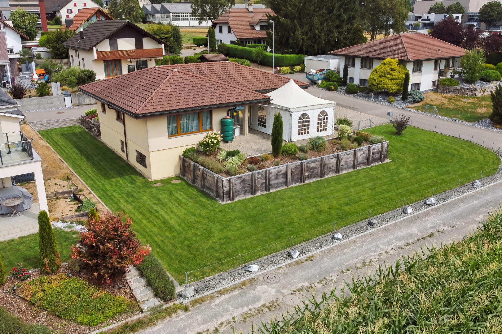 außenansicht mit neighborhood view, wohngebietblick, residential view, drone view, und rasen