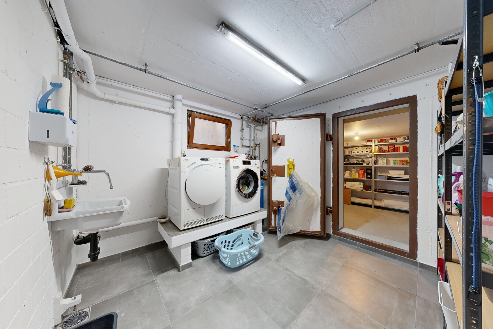 wäschekammer mit tumbler, inside community, und light floor
