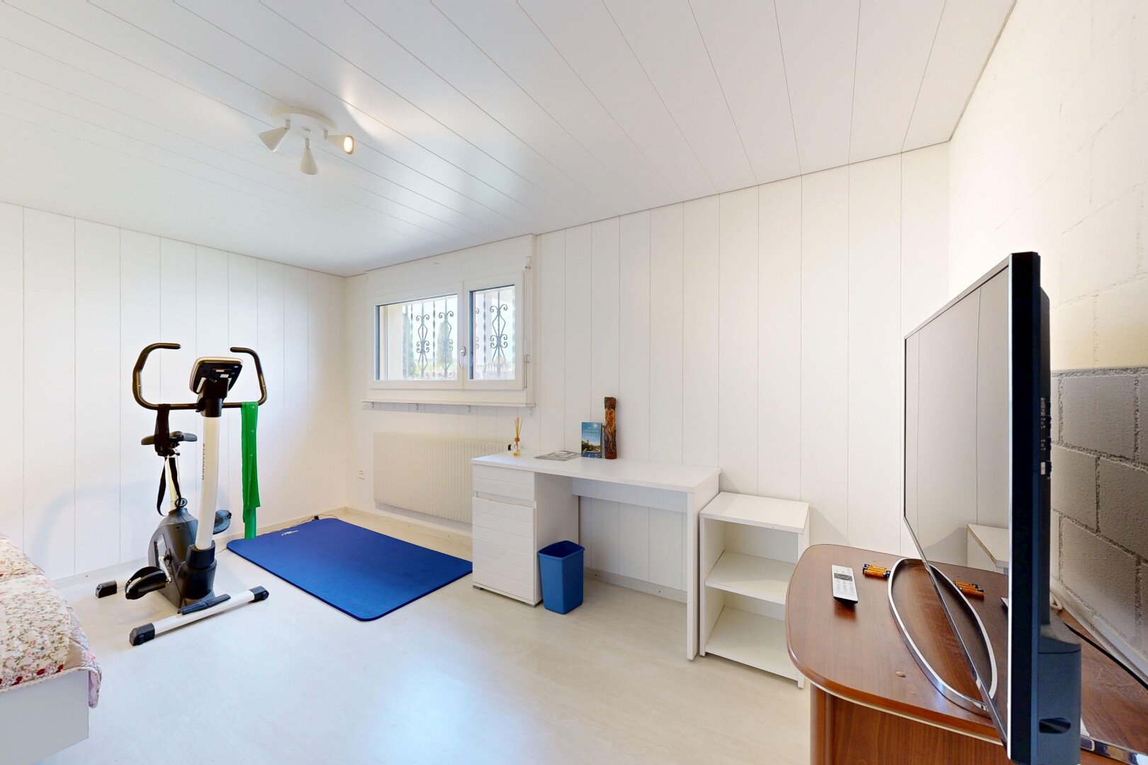 fitnessstudio mit fernseher und natürliches licht