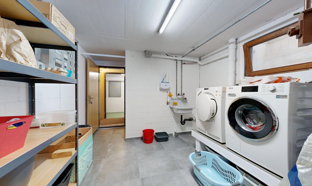 wäschekammer mit wäscherei, tumbler, und inside property