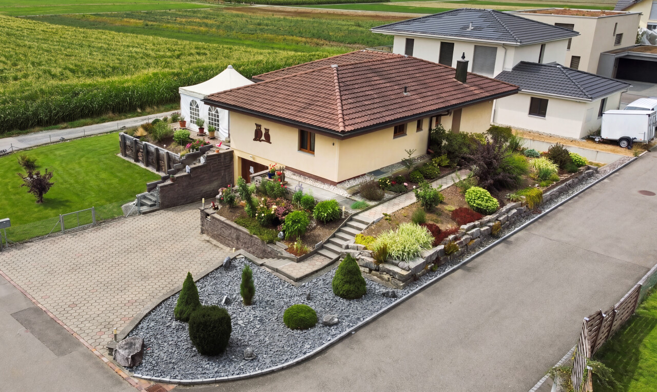 außenansicht mit rasen, drone view, ziegeldach, rural view, und ländliche aussicht