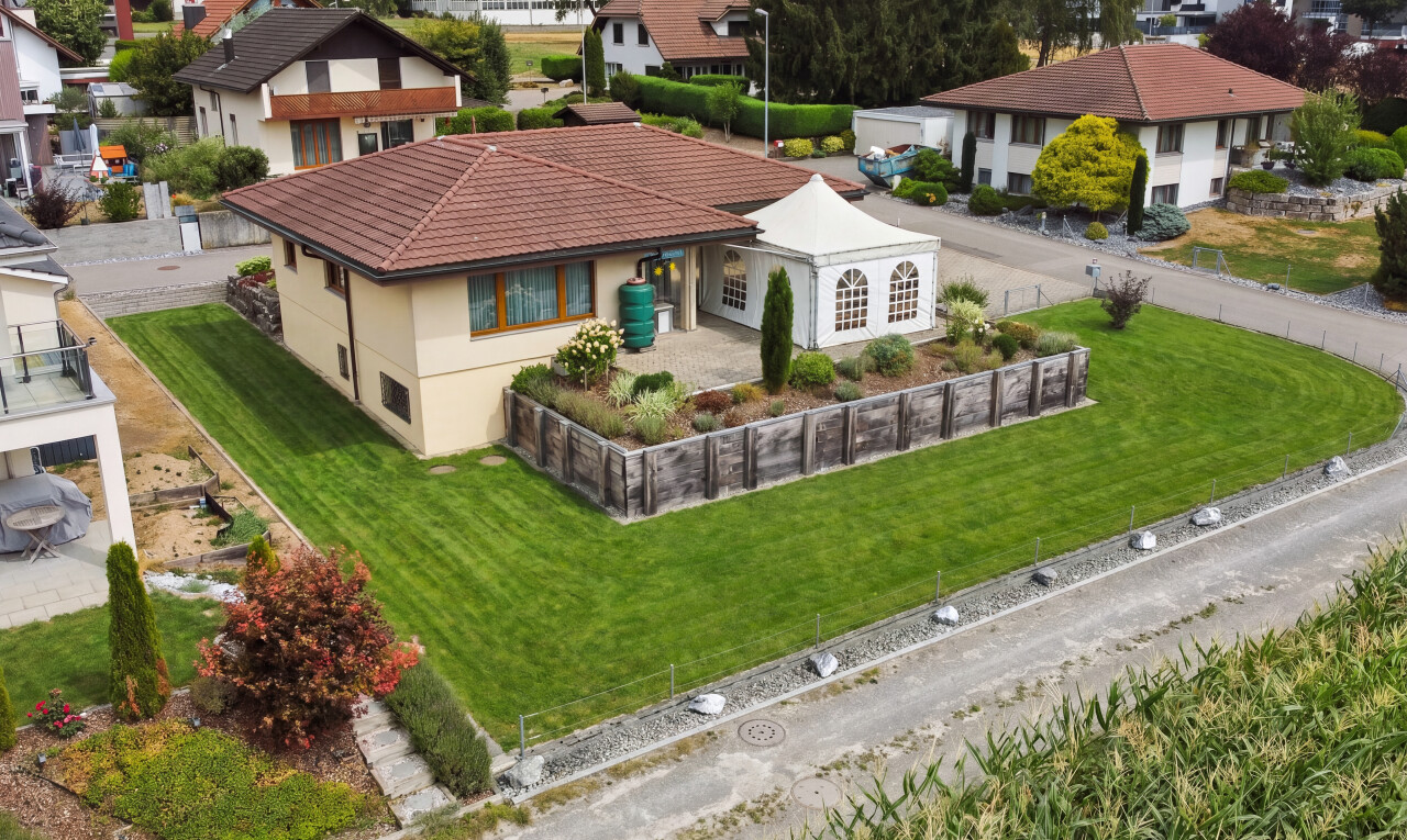 außenansicht mit neighborhood view, wohngebietblick, residential view, drone view, und rasen