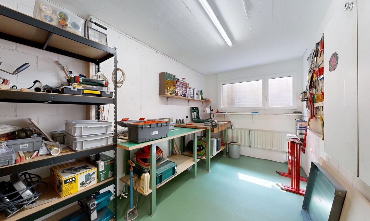 vorratskammer mit werkstatt und fernseher