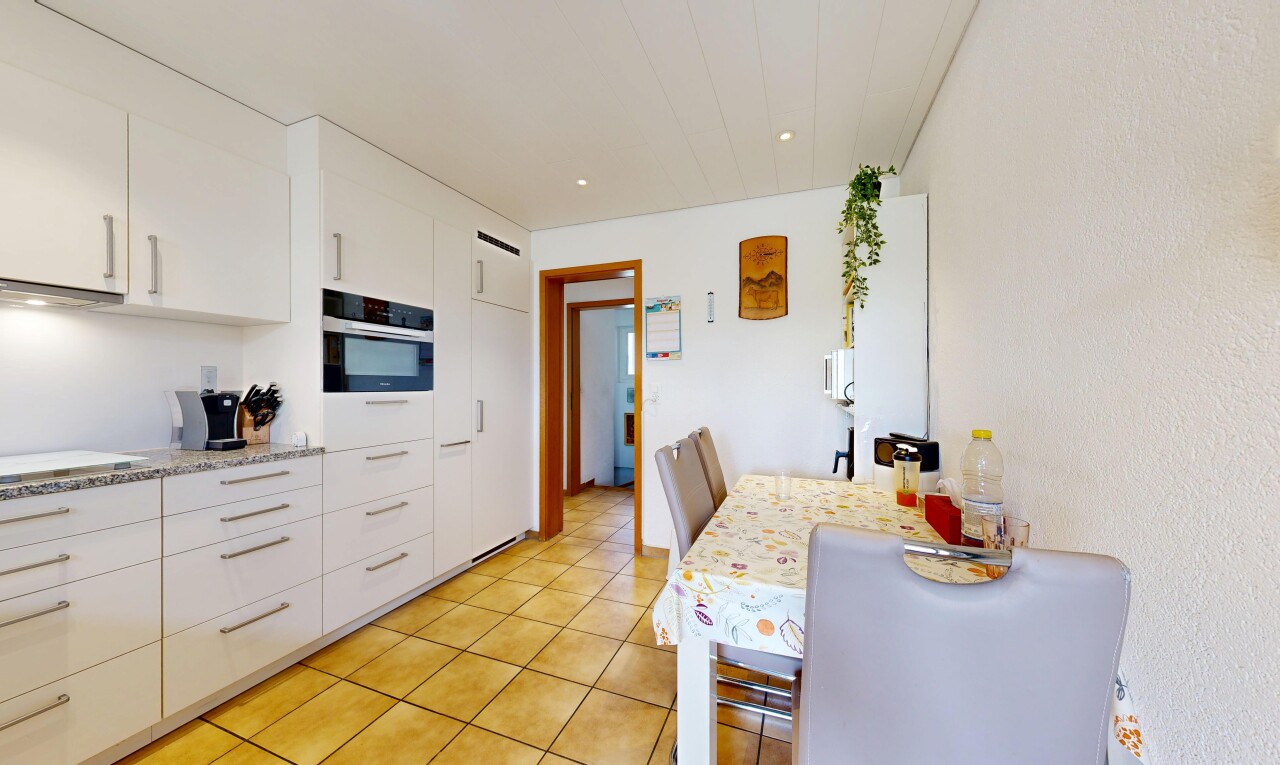küche mit white cabinets, weiße schränke, light floor, light countertops, und einbauleuchten