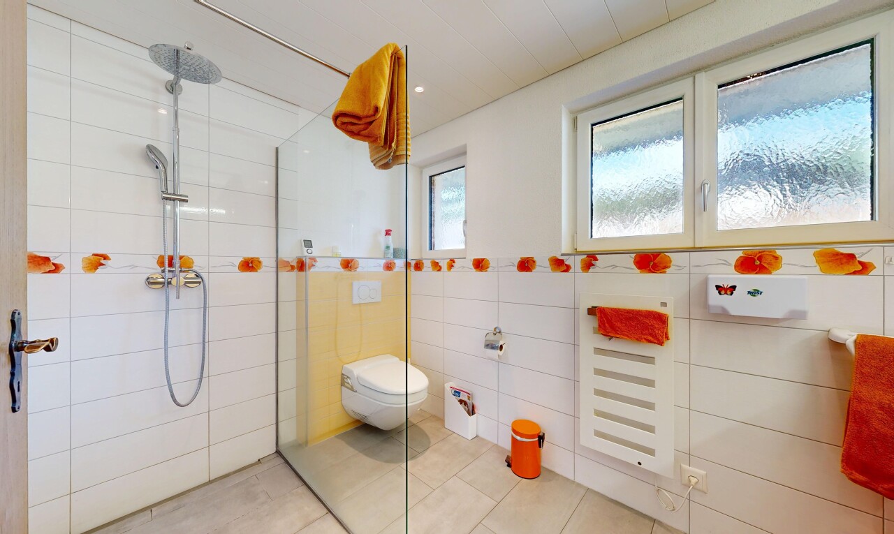 bad mit tile wall, fliesenwand, dusche, komplettes badezimmer, und tile floor