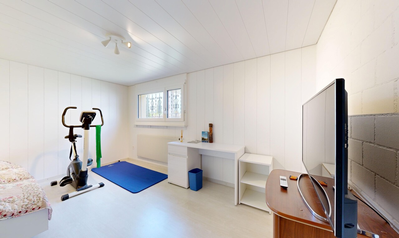 fitnessstudio mit fernseher und natürliches licht