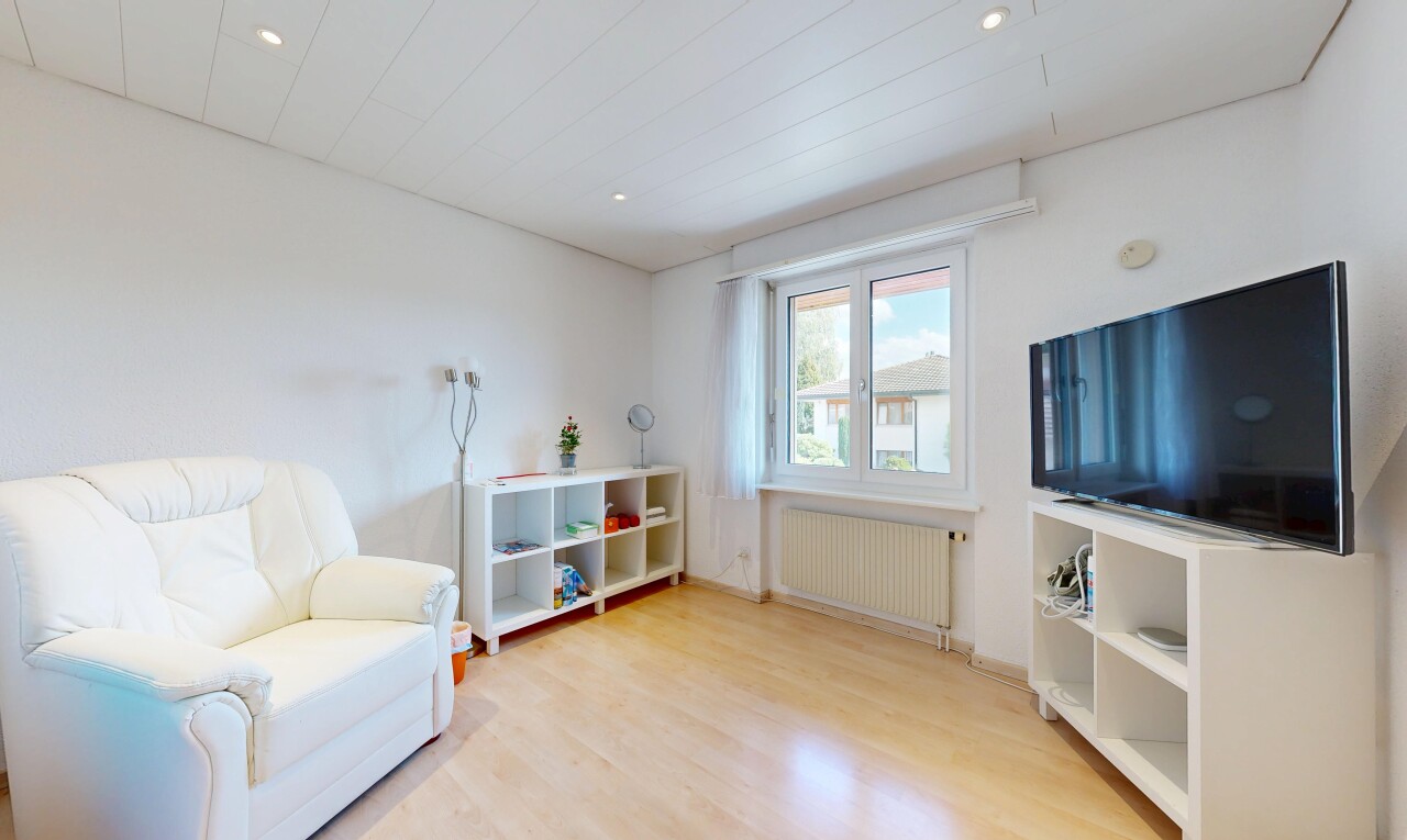 wohnzimmer mit fernseher, kühler, wood finish floor, holzfußboden, und einbauleuchten