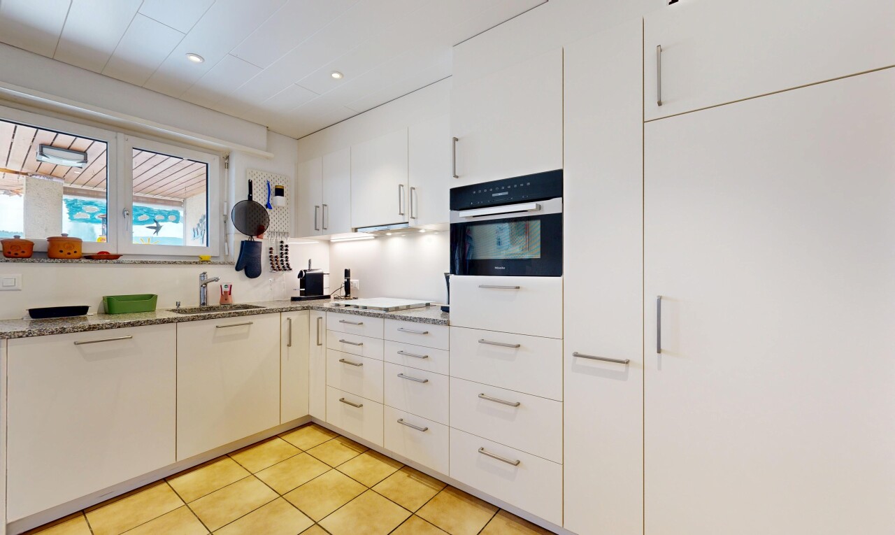 küche mit light floor, white cabinets, weiße schränke, ofen, und waschbecken