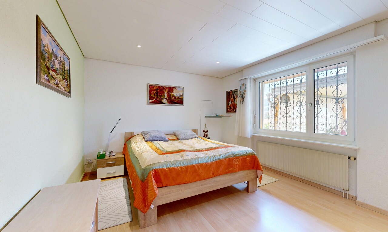 zimmer / schlafzimmer mit kühler, holzfußboden, wood finish floor, einbauleuchten, und gipskartonwand