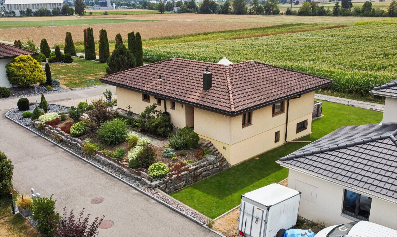 außenansicht mit ziegeldach, drone view, orchard / agricultural view, blick auf obstgarten/agrarland, und rural view