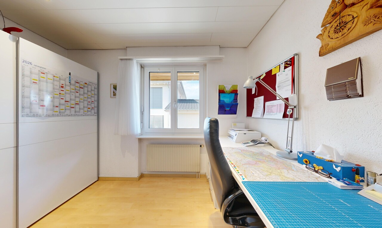 büro mit kühler, holzfußboden, wood finish floor, inside property, und light floor