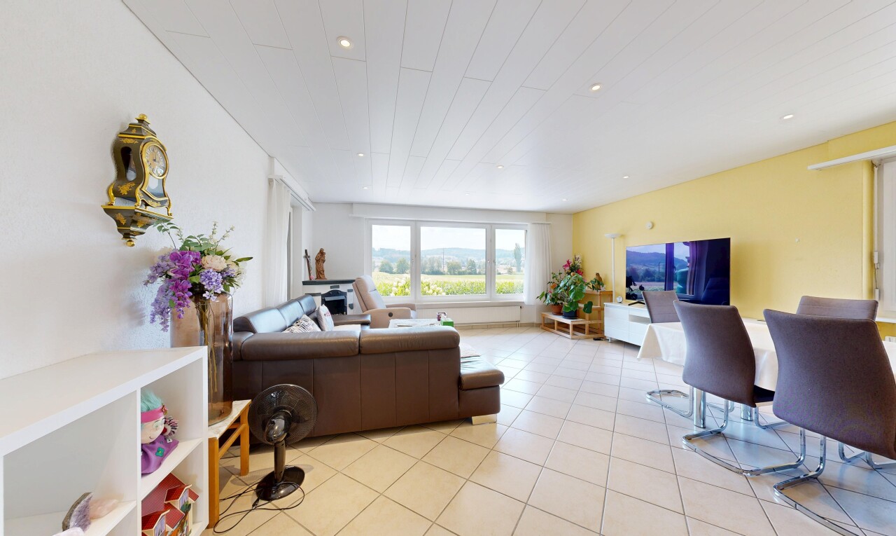 wohn- / esszimmer mit fernseher, einbauleuchten, drywall, gipskartonwand, und tile floor