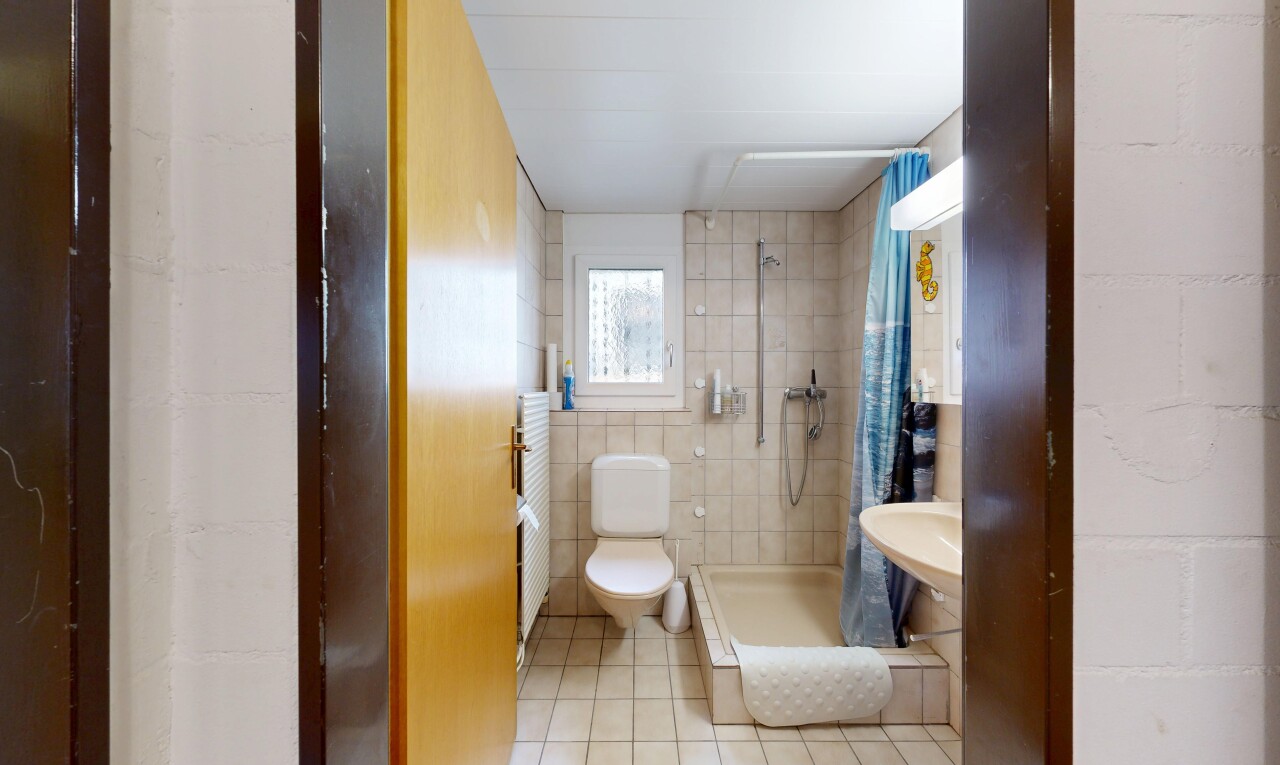 bad mit tile wall, fliesenwand, dusche, toilette, und komplettes badezimmer