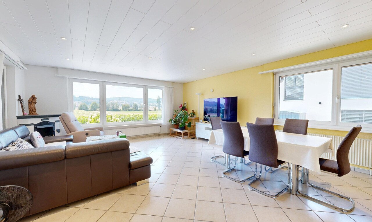 wohn- / esszimmer mit fernseher, einbauleuchten, drywall, gipskartonwand, und tile floor