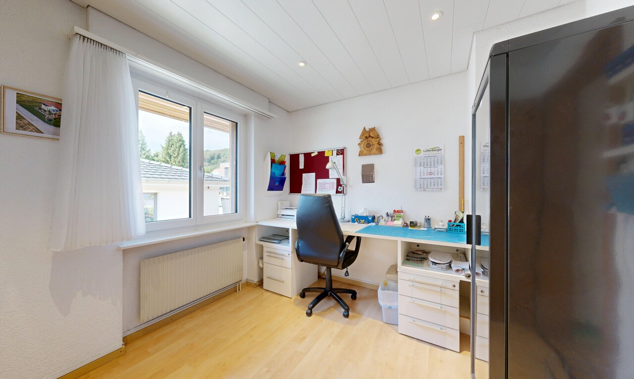 büro mit kühler, wood finish floor, einbauleuchten, inside community, und drywall
