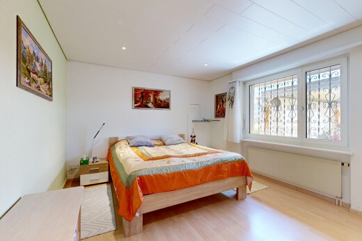 zimmer / schlafzimmer mit kühler, holzfußboden, wood finish floor, einbauleuchten, und gipskartonwand