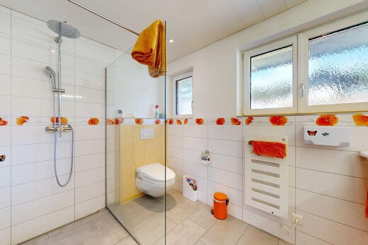 bad mit tile wall, fliesenwand, dusche, komplettes badezimmer, und tile floor