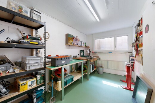 garde-manger avec atelier et télévision