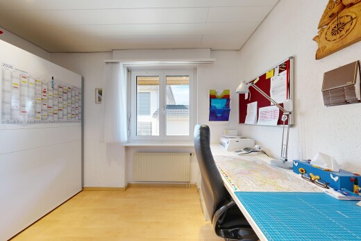 büro mit kühler, holzfußboden, wood finish floor, inside property, und light floor