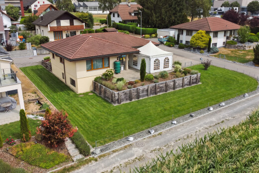 außenansicht mit neighborhood view, wohngebietblick, residential view, drone view, und rasen