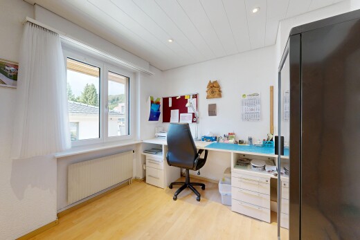 büro mit kühler, wood finish floor, einbauleuchten, inside community, und drywall