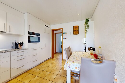 küche mit white cabinets, weiße schränke, light floor, light countertops, und einbauleuchten
