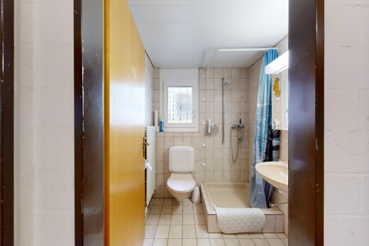 bad mit tile wall, fliesenwand, dusche, toilette, und komplettes badezimmer