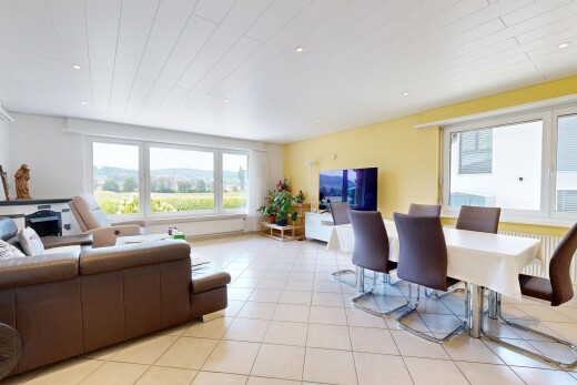 salon / salle à manger avec télévision, éclairage encastré, drywall, cloison sèche, et tile floor