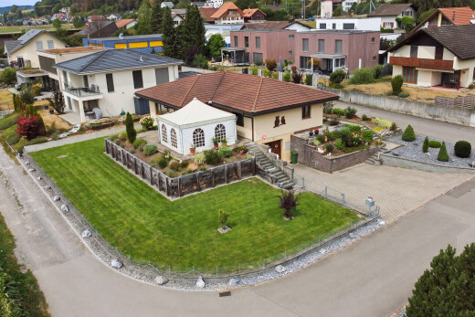 façade avec vue résidentielle, residential view, pelouse, drone view, et neighborhood view