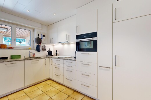 küche mit light floor, white cabinets, weiße schränke, ofen, und waschbecken