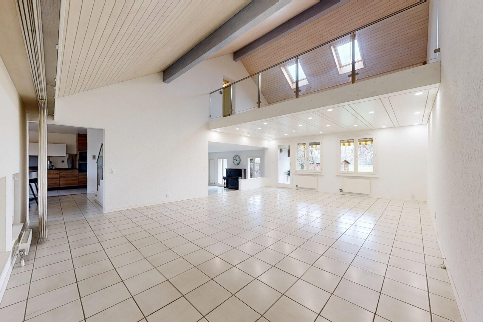 pièce vide avec inside property, beamed ceiling, plafond à poutres, high ceiling, et plafond haut