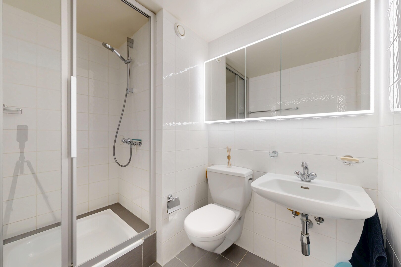 salle de bains avec douche, toilette, salle de bain complète, tile wall, et mur en carrelage