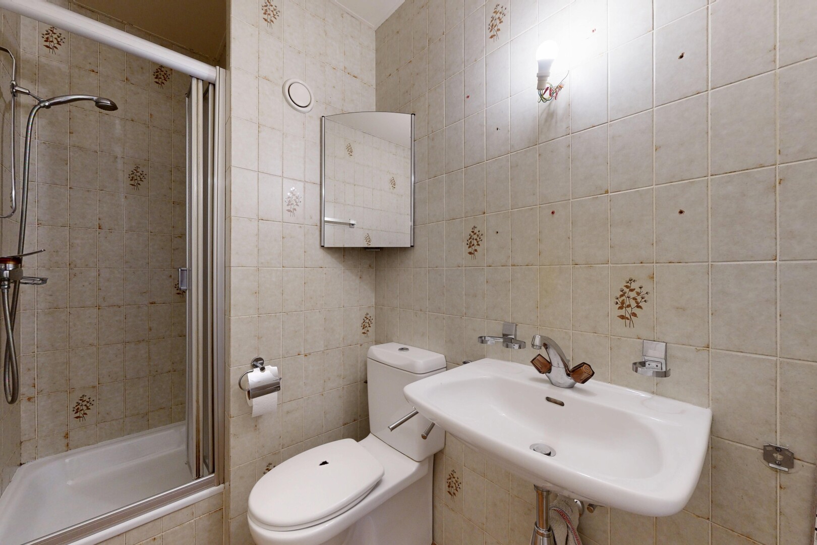 salle de bains avec salle de bain complète, toilette, tile wall, mur en carrelage, et inside property