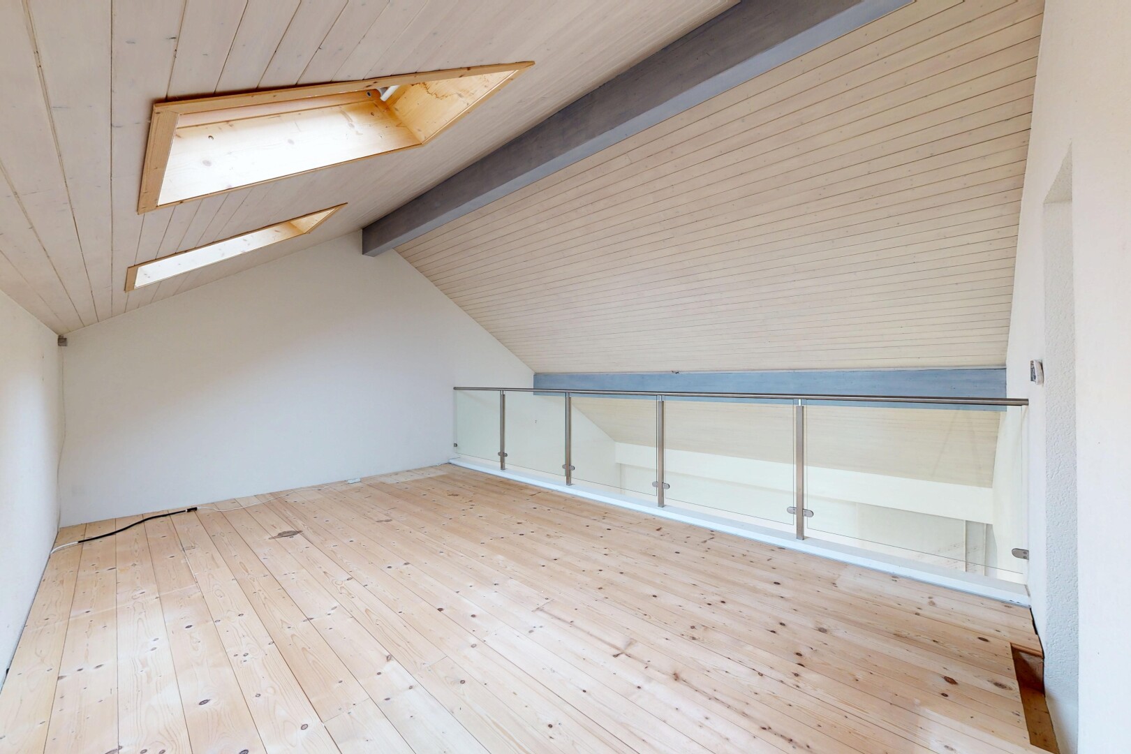 pièce vide avec puits de lumière, wood finish floor, sol en finition bois, pièce supplémentaire, et hardwood floor