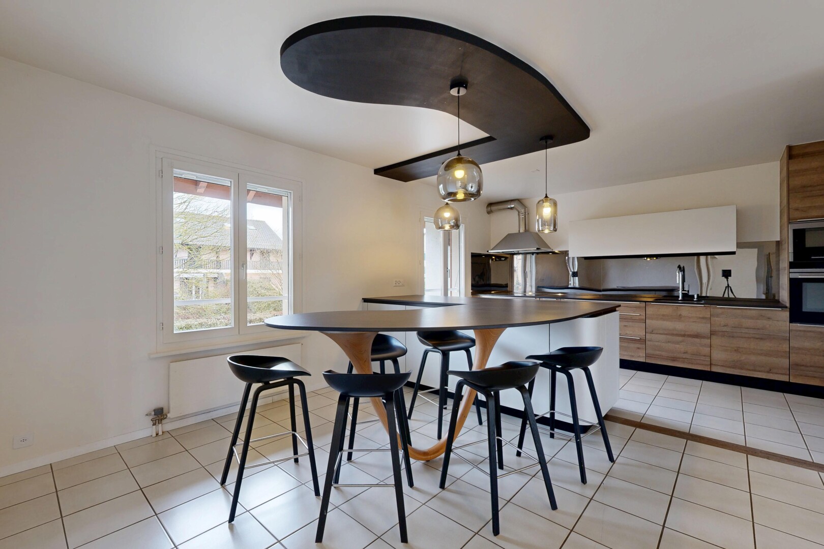 cuisine avec bar de cuisine, inside property, armoires marron moyen, drywall, et cloison sèche