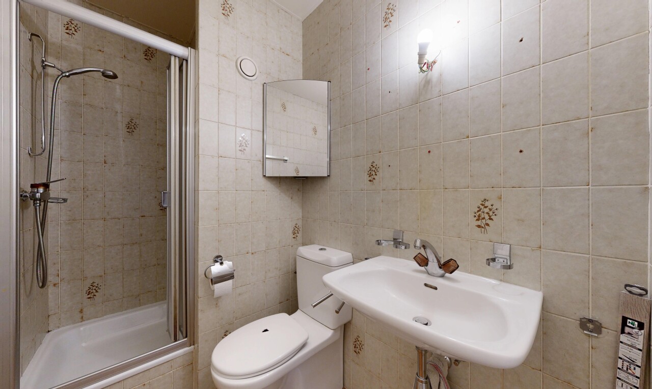 salle de bains avec salle de bain complète, toilette, tile wall, mur en carrelage, et inside property