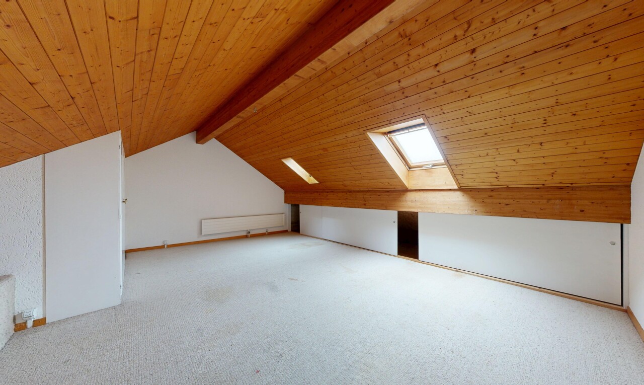 pièce vide avec low ceiling, plafond bas, puits de lumière, vaulted ceiling, et plafond voûté