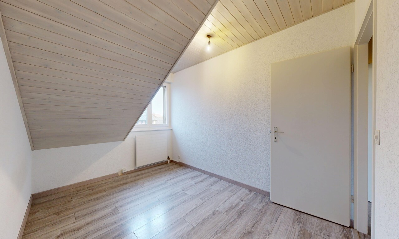 pièce vide avec vaulted ceiling, plafond voûté, wood ceiling, plafond en bois, et wood finish floor