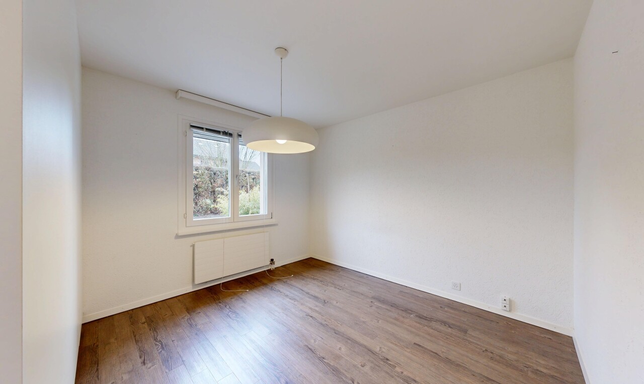 pièce vide avec inside property, natural light, lumière naturelle, radiateur, et wood finish floor