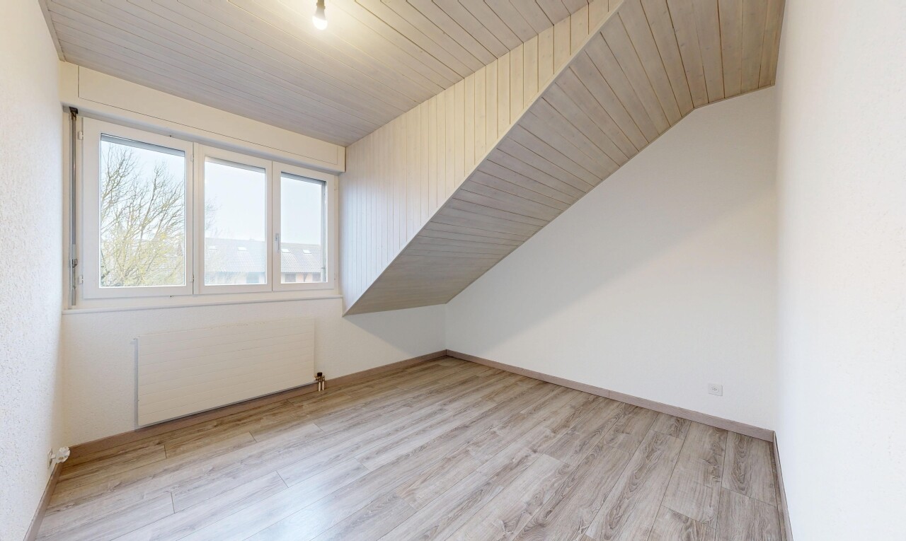 pièce vide avec radiateur, inside property, natural light, lumière naturelle, et wood finish floor