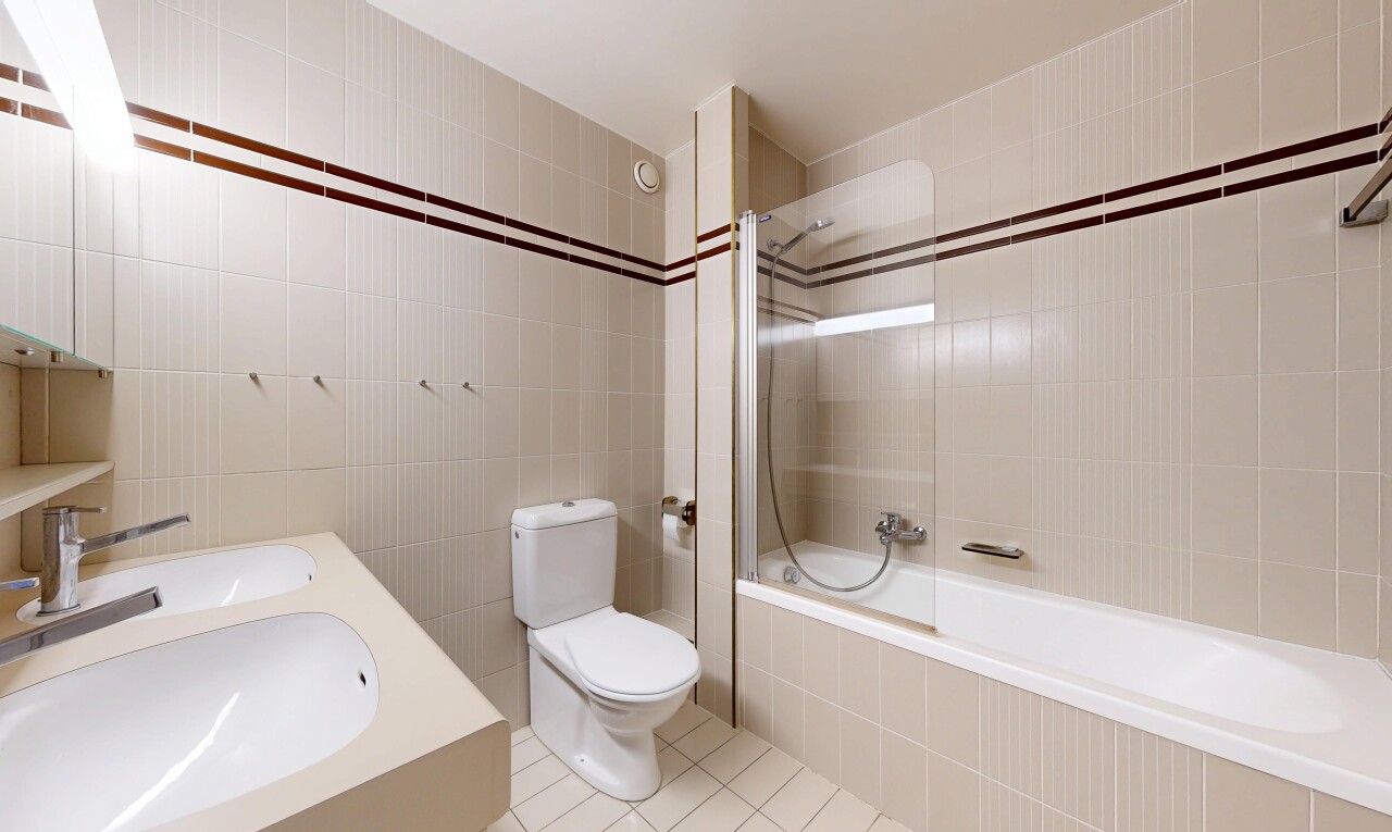 salle de bains avec salle de bain complète, douche-bain combinés, tile floor, sol en carrelage, et toilette
