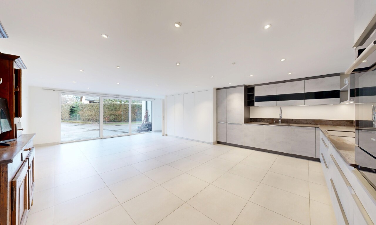 cuisine avec inside property, natural light, lumière naturelle, floor ceiling windows, et fenêtres du sol au plafond