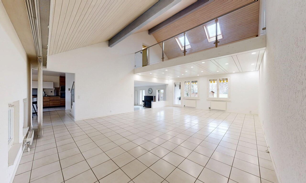 pièce vide avec inside property, beamed ceiling, plafond à poutres, high ceiling, et plafond haut