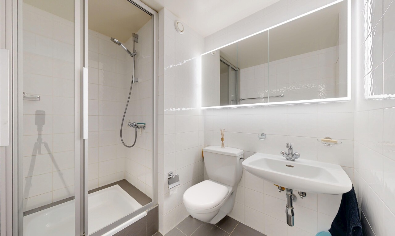salle de bains avec douche, toilette, salle de bain complète, tile wall, et mur en carrelage